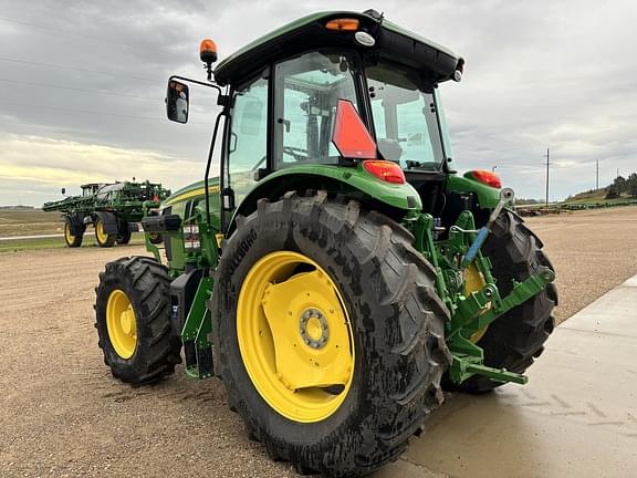 Image of John Deere 6135E equipment image 3