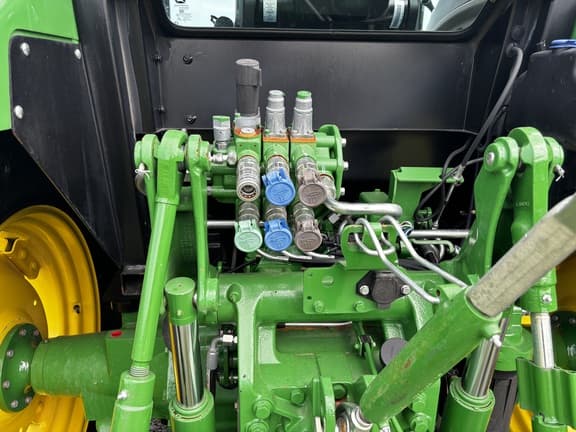 Image of John Deere 6135E equipment image 4