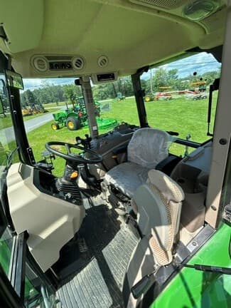 Image of John Deere 6135E equipment image 4
