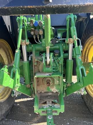 Image of John Deere 6135E equipment image 4