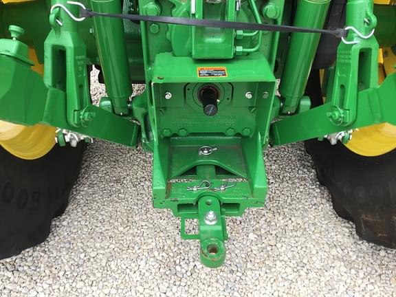 Image of John Deere 6135E equipment image 4