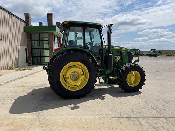 Image of John Deere 6135E equipment image 4