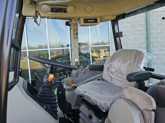 Image of John Deere 6135E equipment image 4