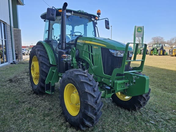 Image of John Deere 6135E equipment image 3