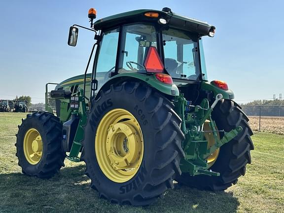 Image of John Deere 6135E equipment image 4