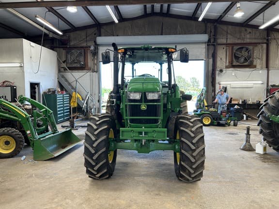 Image of John Deere 6135E equipment image 3