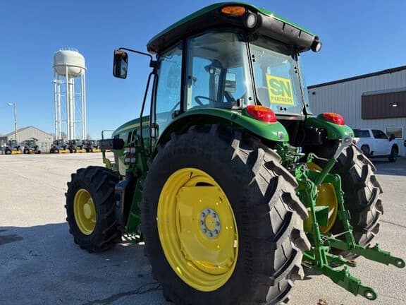 Image of John Deere 6135E equipment image 4