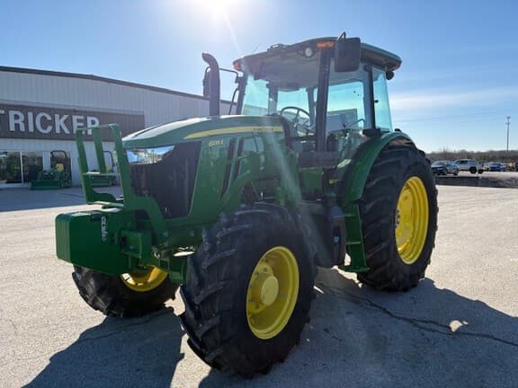 Image of John Deere 6135E equipment image 4