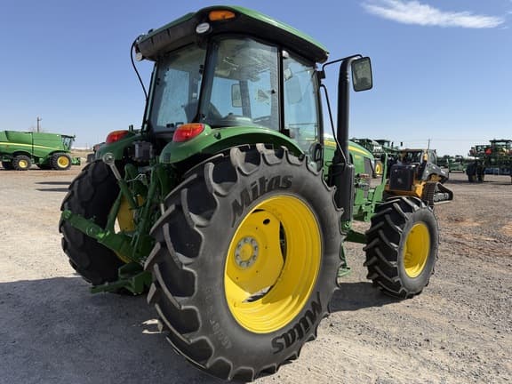 Image of John Deere 6135E equipment image 4