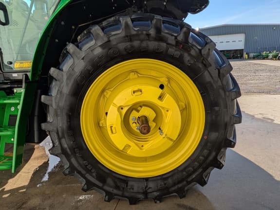 Image of John Deere 6140M equipment image 4