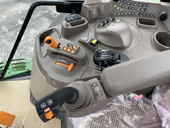 Image of John Deere 6155M equipment image 4