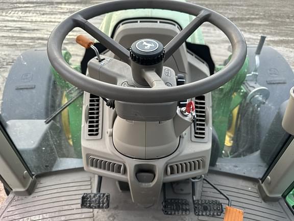 Image of John Deere 6155M equipment image 4