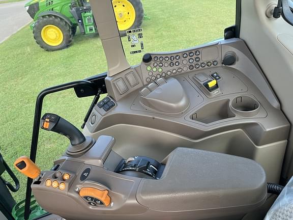 Image of John Deere 6155M equipment image 4