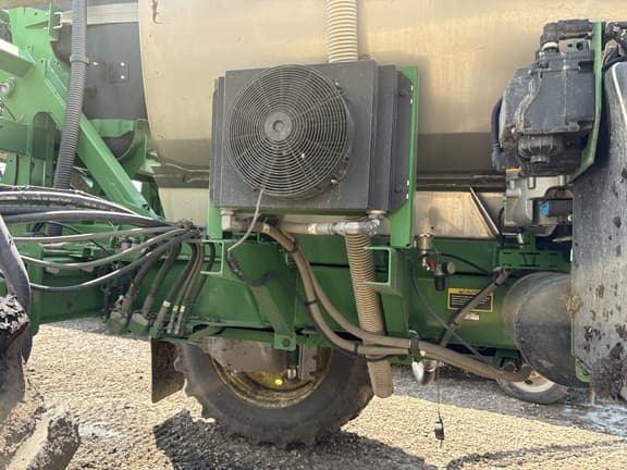 Image of John Deere 616R equipment image 4