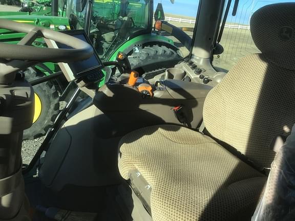 Image of John Deere 6215R equipment image 4