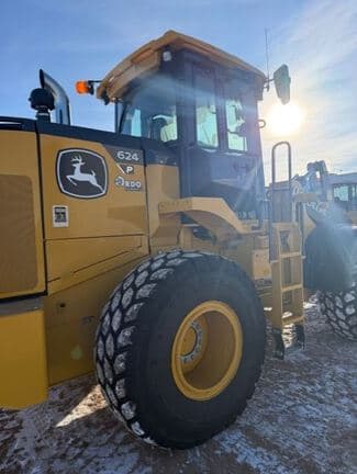 Image of John Deere 624P equipment image 1