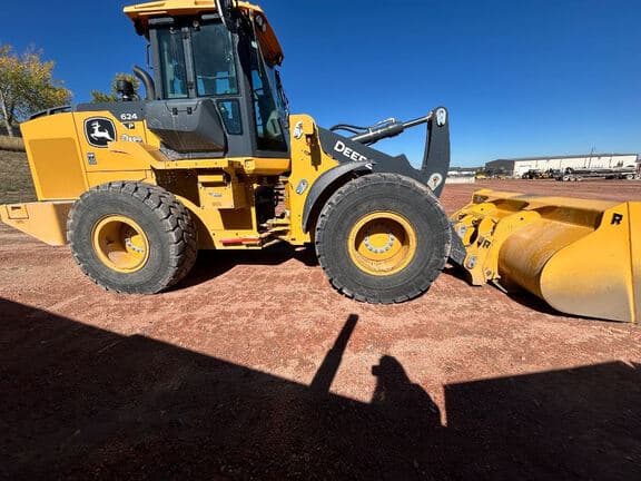 Image of John Deere 624P equipment image 4