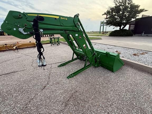Image of John Deere 640R equipment image 1