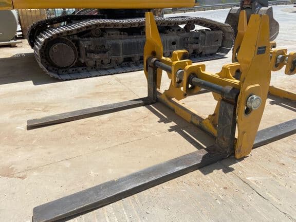 Image of John Deere Pallet Forks Image 0