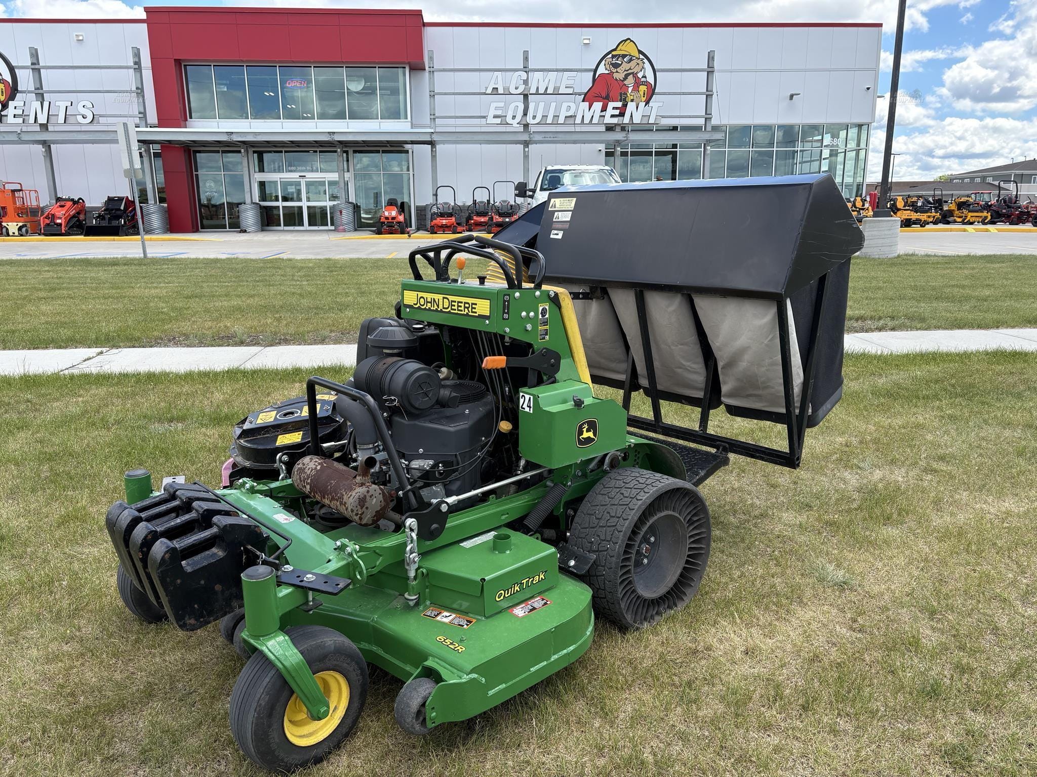 2023 John Deere 652R Equipment Image0
