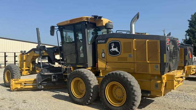 Image of John Deere 670G equipment image 1