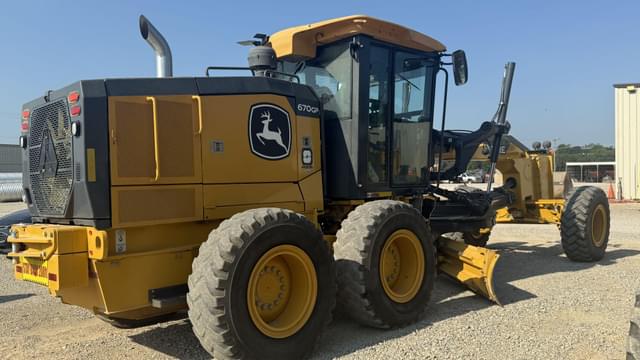 Image of John Deere 670G equipment image 2
