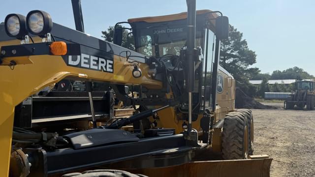 Image of John Deere 670G equipment image 1
