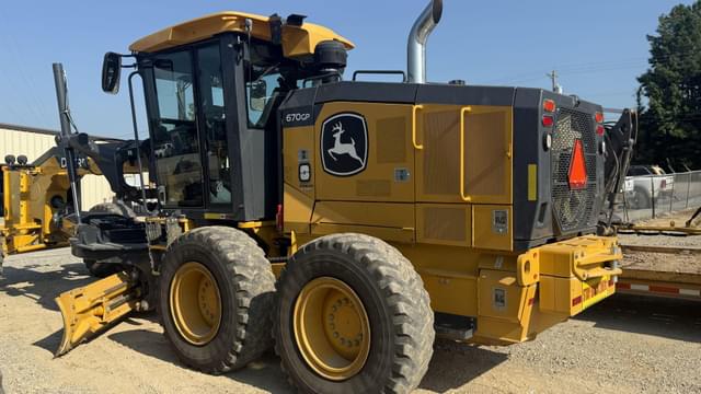 Image of John Deere 670G equipment image 2