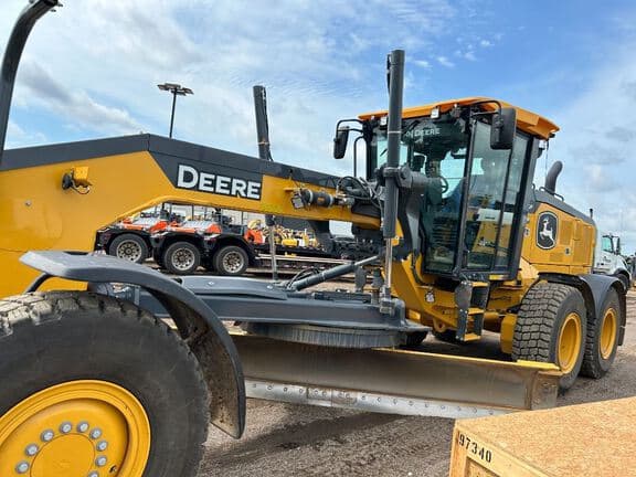 Image of John Deere 672G equipment image 3