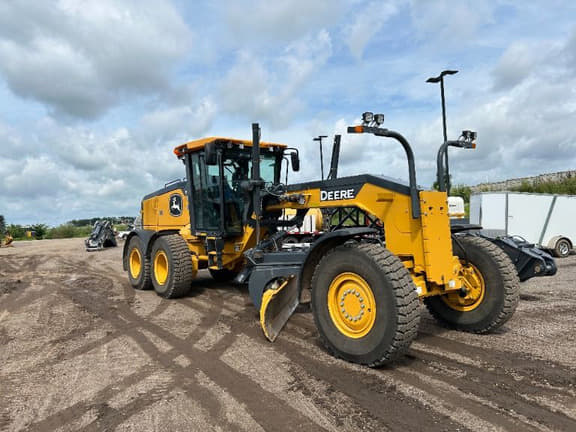 Image of John Deere 672G equipment image 1