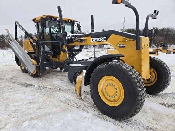2023 John Deere 672G Equipment Image0