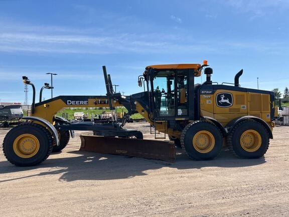 2023 John Deere 672G Equipment Image0