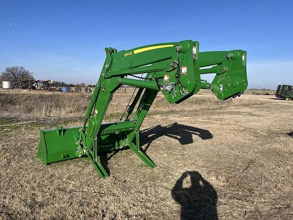 Image of John Deere 680R equipment image 1