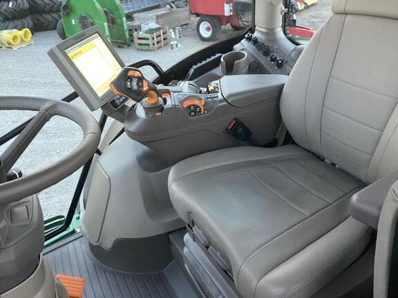 Image of John Deere 6R 215 equipment image 1