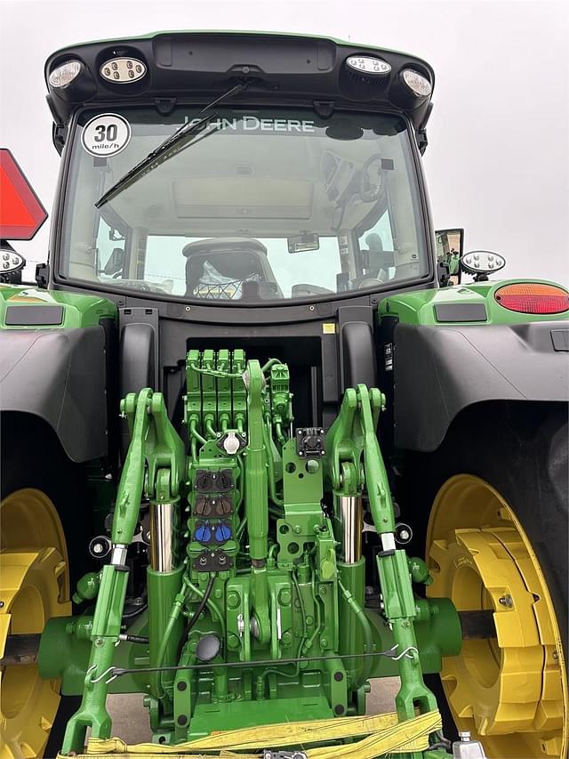 Image of John Deere 6R 215 equipment image 4