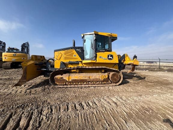 Image of John Deere 750L XLT equipment image 1