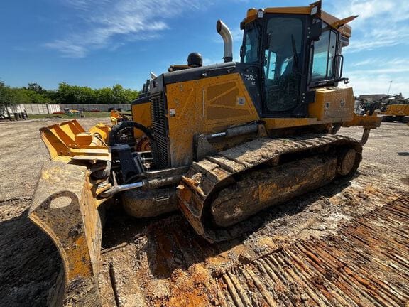 2023 John Deere 750L XLT Equipment Image0