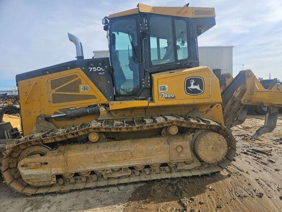 Image of John Deere 750L XLT equipment image 1