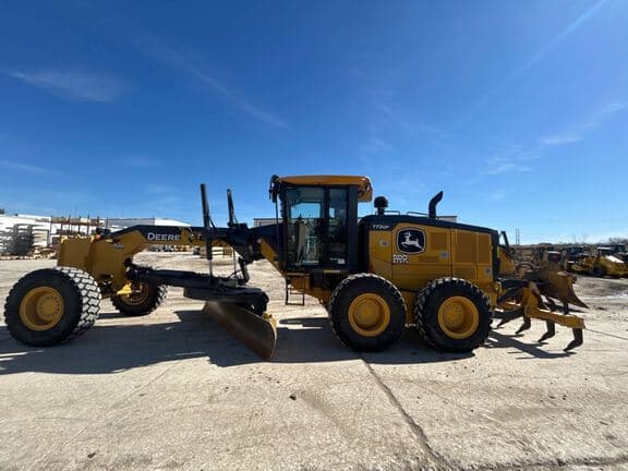 Image of John Deere 772G equipment image 1