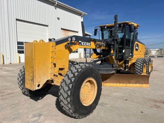 2023 John Deere 772G Equipment Image0