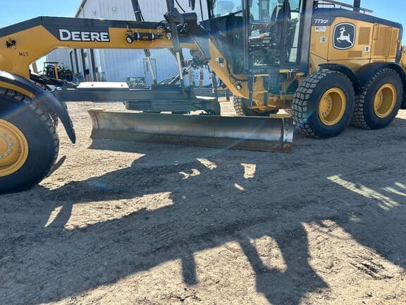 Image of John Deere 772G equipment image 4