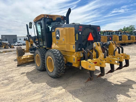 Image of John Deere 772G equipment image 2