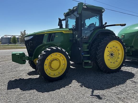Image of John Deere 7R 210 equipment image 3
