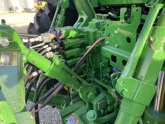 Image of John Deere 7R 210 equipment image 4