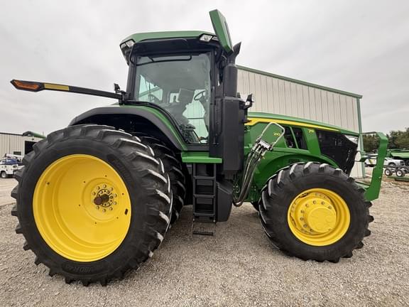 Image of John Deere 7R 210 equipment image 2