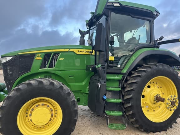 Image of John Deere 7R 210 equipment image 2