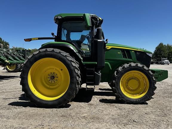 Image of John Deere 7R 210 equipment image 2