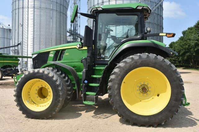 Image of John Deere 7R 210 equipment image 2