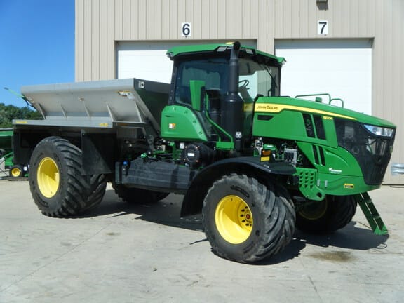 2023 John Deere 800R Equipment Image0
