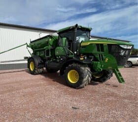 2023 John Deere 800R Equipment Image0